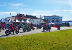Sabato  e domenica prossimi  sui 1.750 metri del circuito buschese KartPlanet  si apre  il campionato  mondiale della Supermoto con il Gran Premio del Piemonte